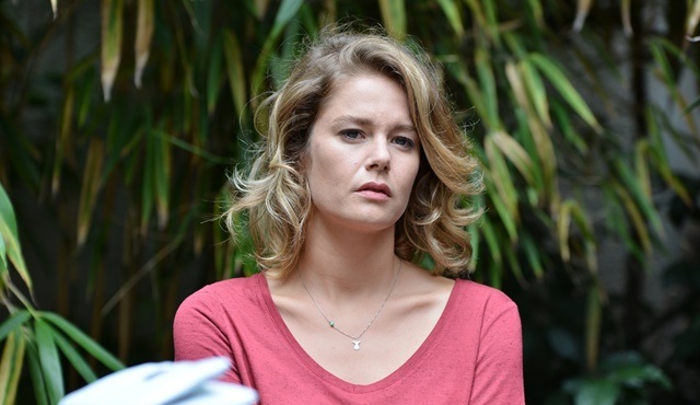 Life Song | Hülya in misery as she waits for her husband and son to come back to her 