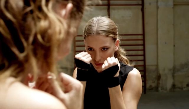 Mavi'den Serenay Sarıkaya vs. Barbara Palvin