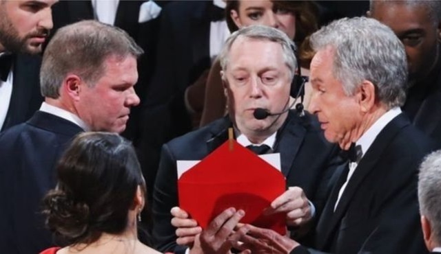 Oscar törenlerindeki “zarf hatası” Twitter’a damga vurdu!