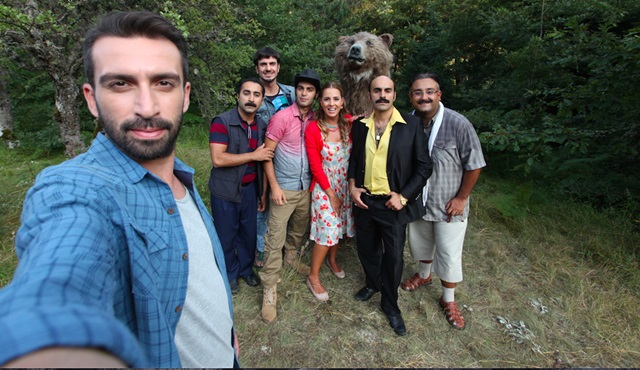 “Dedemi Fişi” setinde oyuncular ayı ile selfie çekti!