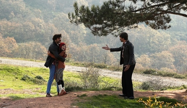 İlişki Durumu: Karışık: His heart says Ayşegül, his mind says Elif