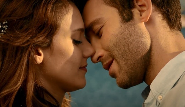 Ateşböceği: “Gül” tozu serpelim hikâyemize