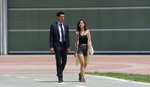 Meriç Aral ve Çağlar Ertuğrul, Yanımda Kal filmi için helikoptere bindi!
