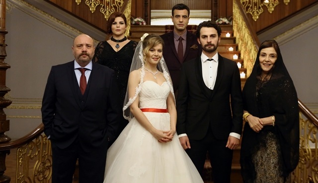 Burcu Biricik ve Birkan Sokullu ''Hayat Şarkısı'' için nikah masasına oturdu!