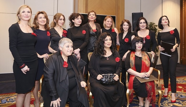 Ünlü kadınlar, kadına şiddete karşı durmak için sahnede! 