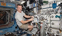 Chris Hadfield: Uzayda yalnızlık çekmezsiniz. En yalnız insanlar şehirlerin göbeğinde yaşıyor!