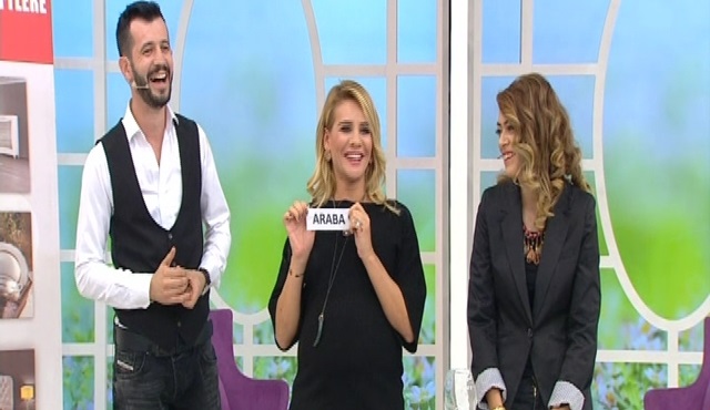 Esra Erol’dan evlenen çifte büyük sürpriz!