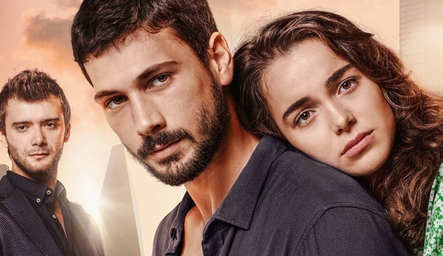 Aşk Ağlatır dizisinin afişi görücüye çıktı!