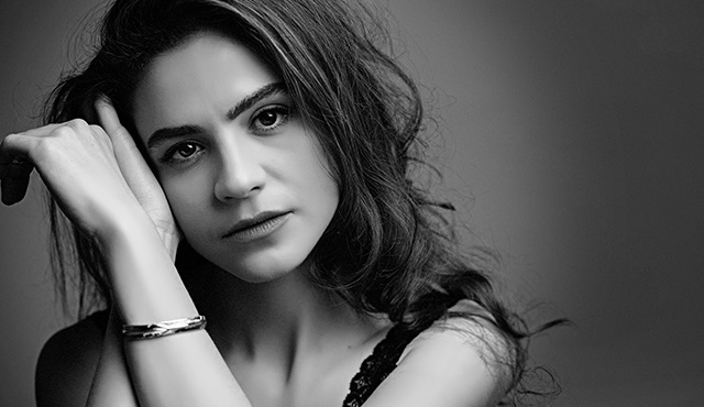 Irmak Örnek: Odun gibiysen ve inat ediyorsan hayat ıslatarak, döve döve esnetiyor!