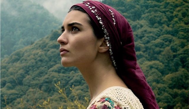 Tuba Büyüküstün'den imkânsız bir aşk hikayesi: ''Yüreğine Sor''