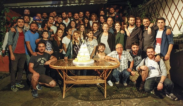 Paramparça ekibi, 2. sezon için son kez “Paydos” dedi!