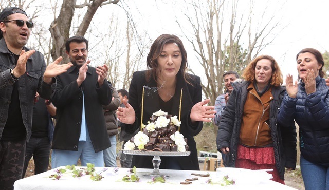Nurgül Yeşilçay'a Gülperi setinde doğum günü sürprizi!