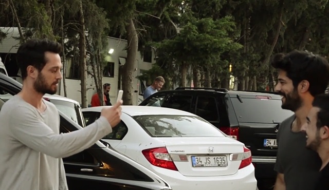 Kardeşim Benim setinde Burak Özçivit'ten Murat Boz'a şaka