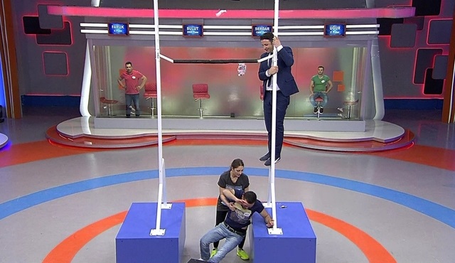 Gurbetçi yarışmacılar İlker Ayrık’ı direğe çıkarttı! 