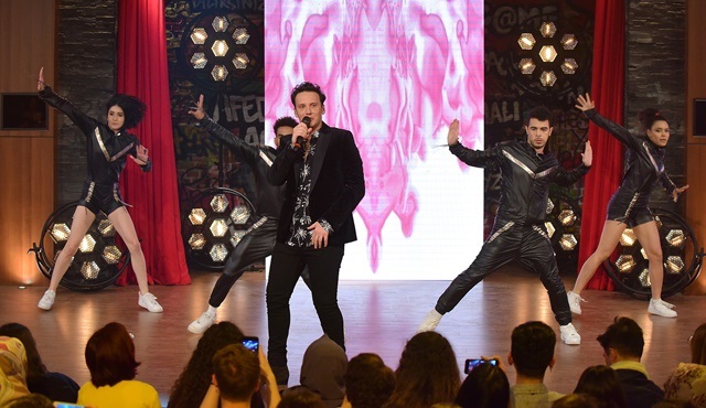 Eser Yenenler Show'a bu hafta Gani Müjde ve Edis konuk oluyor!