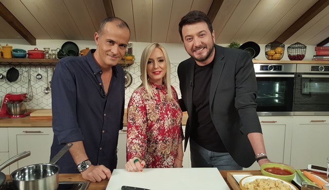 Memet Özer ile Mutfakta'nın bu haftaki konukları Saba Tümer ve Onur Büyüktopçu!