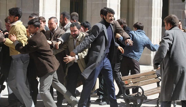 Sevda Kuşun Kanadında | Arif is injured during political protests