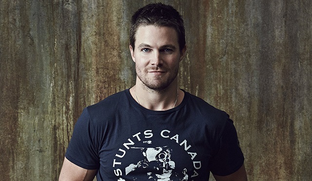 Stephen Amell hayranlarıyla arasındaki buzları kırmaya çalışıyor